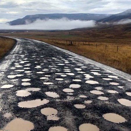 Hola við holu á Vatnsnesinu. MYND: GRUNNSKÓLI HÚNAÞINGS VESTRA