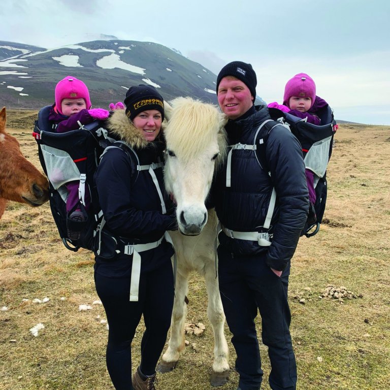 Árni Geir og Katla með dæturnar. MYND AÐSEND