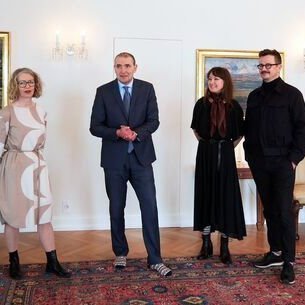 Halla Þorvaldsdóttir, framkvæmdastjóri Krabbameinsfélagsins afhenti fyrsta sokkaparið ásamt Bergþóru Guðnadóttur og Jóel Pálssyni frá Farmers Market, sem hanna sokkana í ár. Mynd af krabb.is.