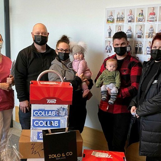 Frá afhendingu gjafanna á vökudeild þann 18. febrúar. Hægra megin á myndinni eru Elna Ragnarsdóttir og Elvar Bjarki Gíslason með soninn Atlas Tý ásamt Kristbjörgu og Andrési Péturssyni Kolbeins og dóttur þeirra Ingibjörgu Aþenu og lengst til vinstri er Sigríður María Atladóttir, deildarstjóri vökudeildar.