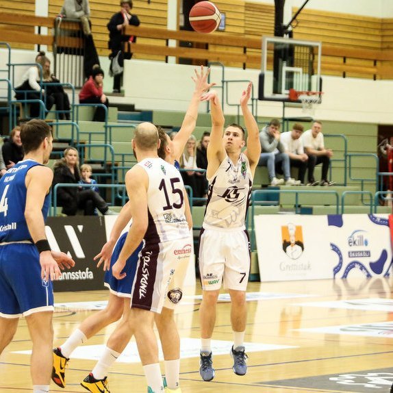 Pétur Rúnar lofar a.m.k. tveimur þristum í kvöld. Mynd: Hjalti Árna.