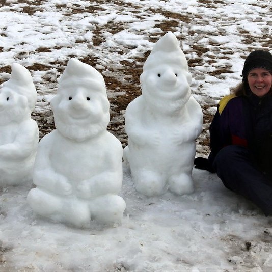 Ragnheiður við hliðina á brosmildu dvergunum sínum sem hún skóp af mikilli list. Myndir aðsendar.