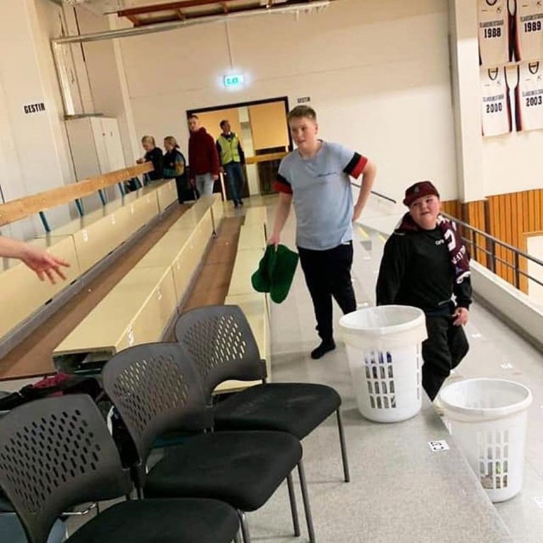 Þessir stuðningsmenn Tindastóls og raunar tveir til viðbótar bræddu hjörtu Keflvíkinga í gærkvöldi – eða í það minnsta formannsins. „Tveir krakkar og tveir fullorðnir að mér skilst tóku sig til og pössuðu að ekki eitt poppkorn, ekki eitt nammibréf eða tóm plastflaska var skilið eftir á gólfinu, allt rusl var sett í ruslatunnurnar... þvílíkir meistarar,“ skrifaði hann m.a. og var helsáttur við stuðningsmenn beggja liða og reyndar úrslit leiksins. En hann var ofsakátur með þessa fjóra og ætlar að bjóða þeim á næsta leik í Keflavík. Vel gert!  MYND AF NETINU