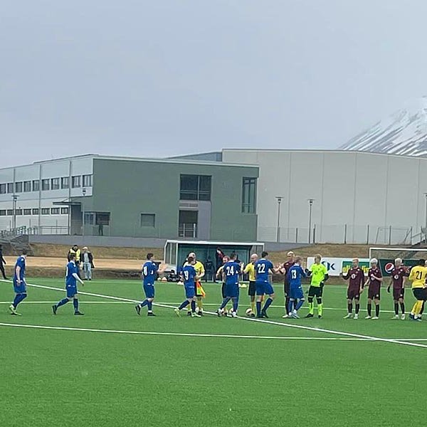 Leikmenn Tindastóls og KF heilsast fyrir leik í dag. MYND AF FB-SÍÐU KF