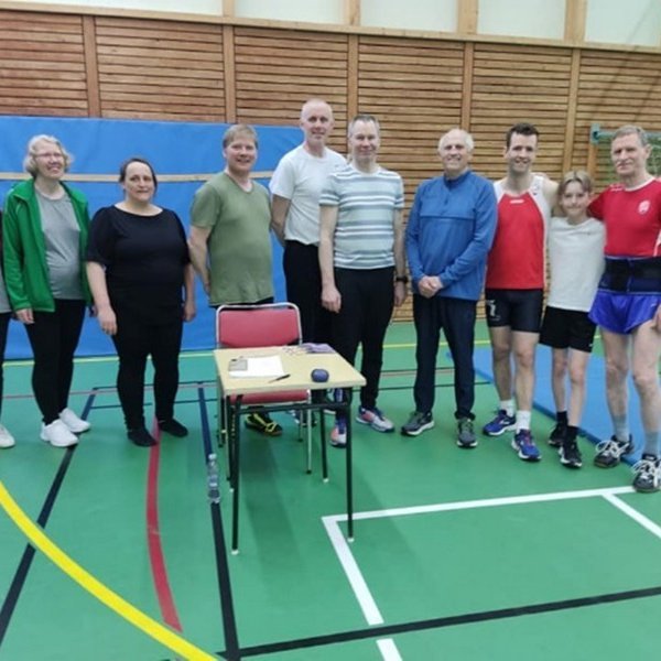 Þátttakendur og starfsfólk stökkmóts UÍ Smára í öldungaflokkum. Myndir:  Sarah Holzem.