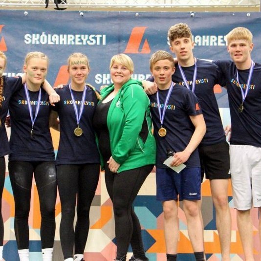 Sigurvegarar 6. riðils Skólahreysti 2022 ásamt Línu íþróttakennara. F.v. Bríet, Ronja, Arndís, Lína, Trausti, Hákon og Ísak. Mynd: Varmahlíðarskóli.