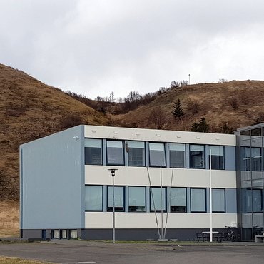 Við Safnahúsið á Sauðákróki má búast við að miklum framkvæmdum næstu misseri en gert er ráð fyrir viðbyggingu sunnan þess. Mynd. PF.