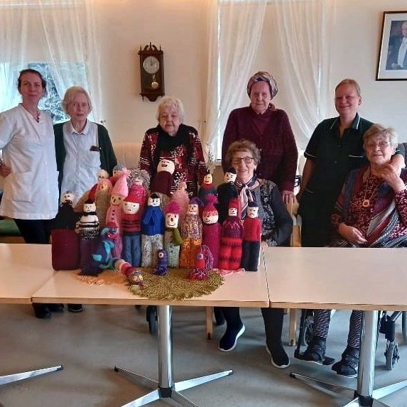 Hér eru prjónakonurnar ásamt starfsstúlkum dagþjónustu.
Aníta Ellertsdótir, Erla Eðvaldsdóttir, Ása Guðmundsdóttir. Björg Emilsdóttir, Rósbjörg Blöndal, Freyja Ólafsdóttir og Sigfríður Jónsdóttir