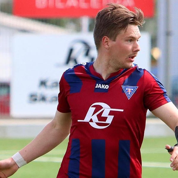 Jónas Aron Ólafsson gerði fyrsta mark Stólanna en fór snemma í sturtu eftir að hafa fengið að skoða gula spjaldið tvisvar hjá dómaranum. MYND: ÓAB