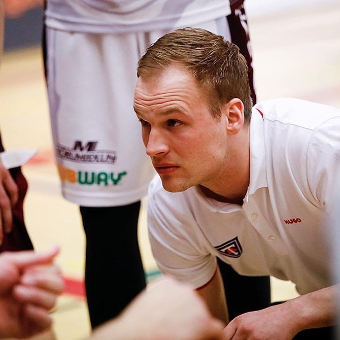 Baldur Þór fer yfir málin með sínum mönnum. MYND: ÓAB