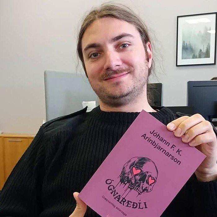Höfudnurinn með bókin glóðvolga. Forsíðumynd eftir Jóhönnu Selmu Brynjólfsdóttur. MYND AF FB
