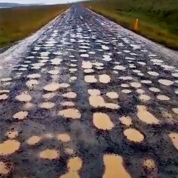 Vatnsnesvegur. Skjáskot úr frétt RÚV/Ólafur Benediktsson.