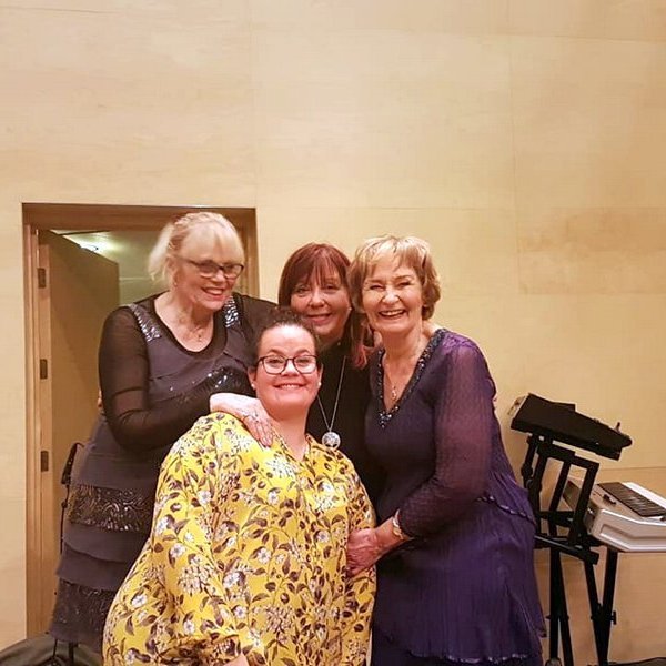 Hulda í góðum félagsskap Mjallar Hólm t.v. Helenu Eyjólfs t.h. og Valgerðar Erlings sem er fremst á myndinni. Aðsendar myndir.