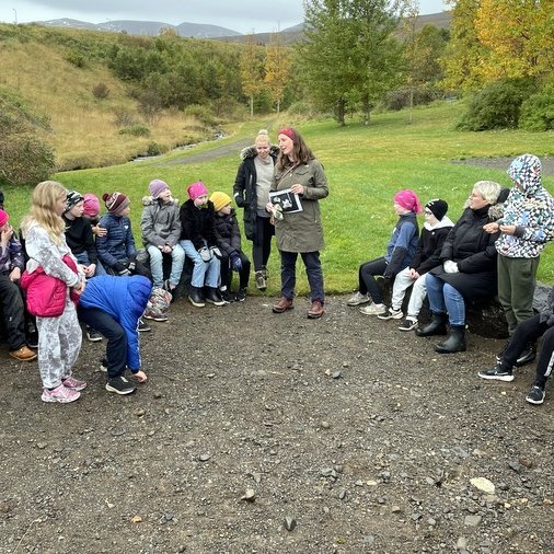 Nemendur 5. bekkjar Árskóla ásamt Ingunni Söndru Arnþórsdóttur og Evu Kuttner í Litla-skógi. Aðsendar myndir.