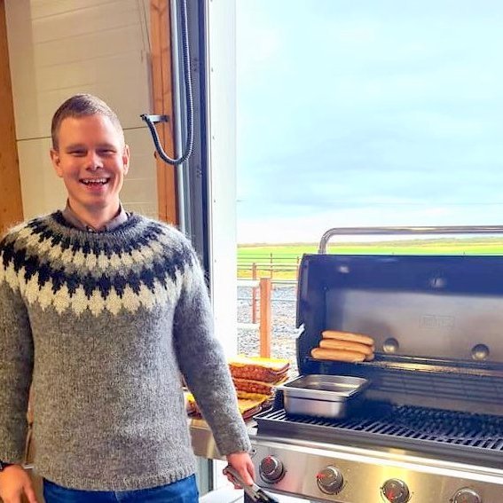 Mynd. Vilhjálmur Árnason við grillið. Ásmundur Friðriksson.