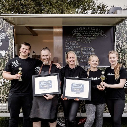 Fimm fræknu með besta borgarann í Evrópu. Frá vinstri: Grétar Jóhannes Sigvaldason (Jói), Silli (Sigvaldi Jóhannesson), Elsa Blöndal Sigfúsdóttir, Petrós María Sigvaldadóttir og Róslinda Jenný Sverrisdóttir. MYNDIR: HEIDA HB