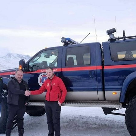 Við afhendingu björgunarsveitarbílsins í gær. Mynd af FB.