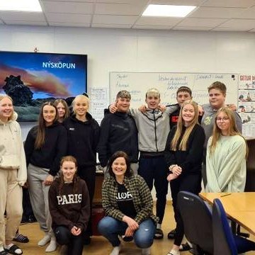 Linda Fanney Valgeirsdóttir frá Alor með unglingunum í Grunnskóla austan Vatna. Myndir: Gsh.is.