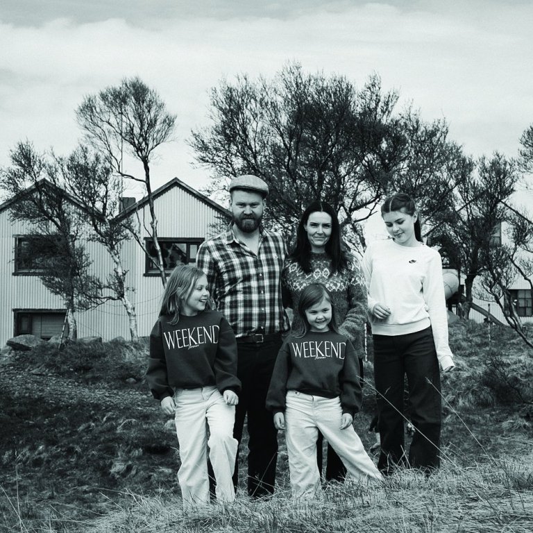 Atli Þór og Kolbrún ásamt dætrunum þremur; Þórdísi Kötu 13 ára, Írisi Björgu 9 ára og Hrafntinnu Rún 7 ára. MYND: RAKEL ÓSK SIGURÐARDÓTTIR