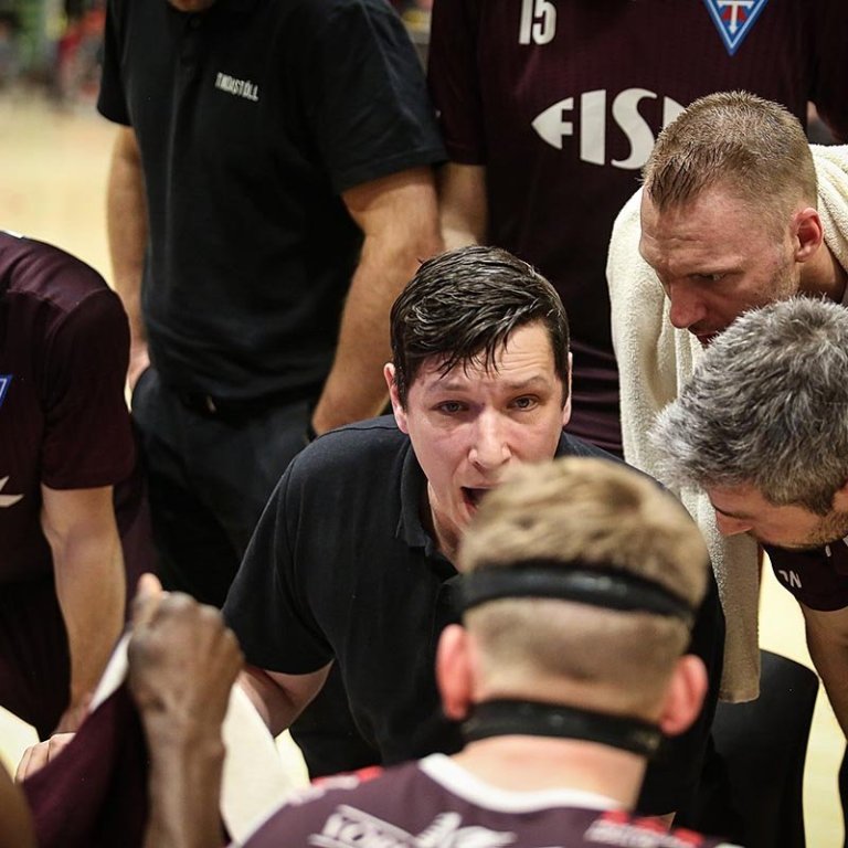 Pavel og félagar fara yfir málin í fyrsta leik einvígisins. MYND: HJALTI ÁRNA