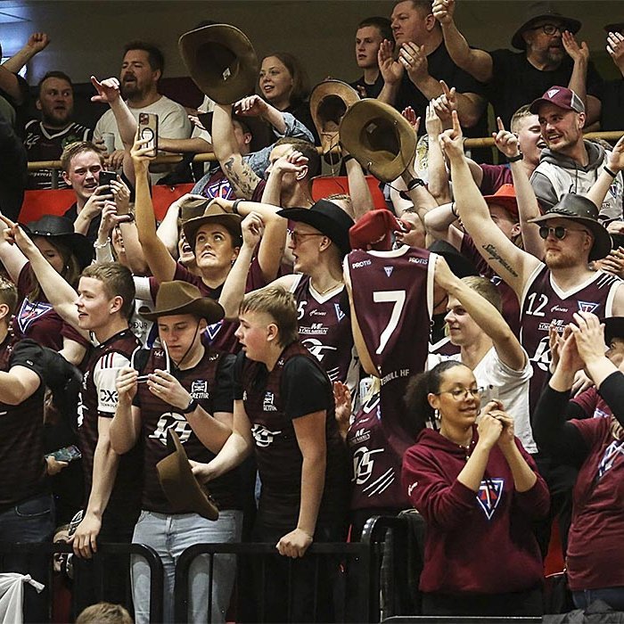 Þetta heiðursfólk er væntanlega á leið á Hlíðarenda á fimmtudaginn. Síkið var fullt upp í rjáfur í kvöld, góð mæting hjá gestunum og að venju klikkuð hjá stuðningsmönnum Tindastóls. Stemningin meiriháttar. Koma svo... MYND: HJALTI ÁRNA