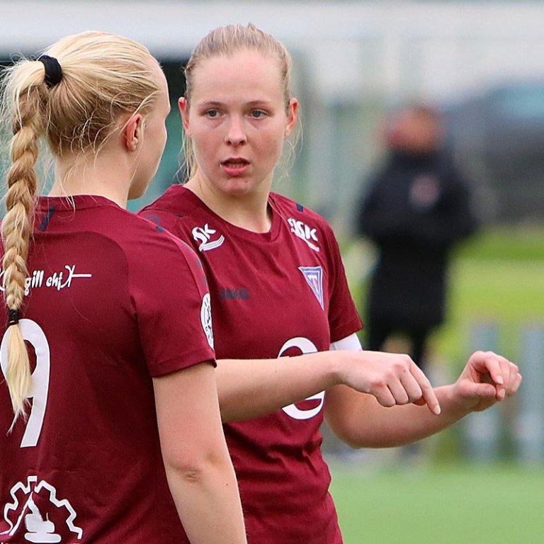 Bryndís Rut fer yfir málin með Maríu Dögg. MYND: ÓAB