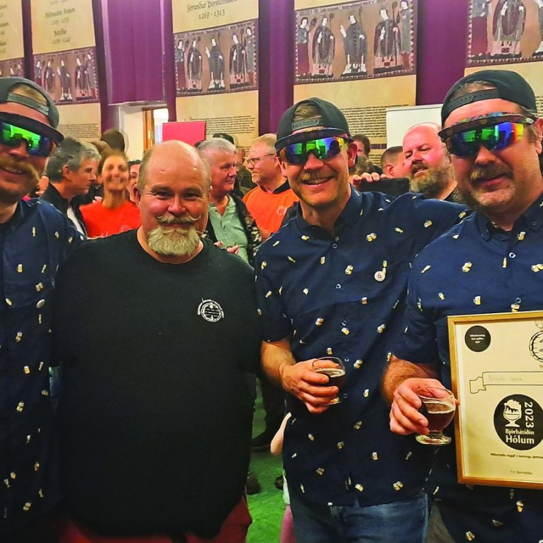 Liðið frá Ölverk með verðlaun fyrir besta bjórinn. Mynd: Bjórsetur Íslands