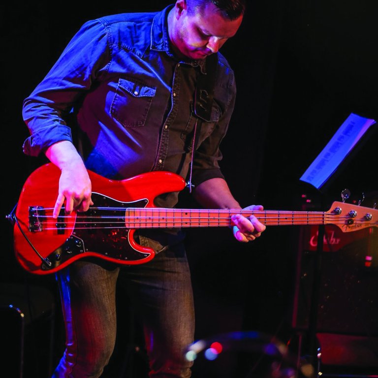 Vignir og bassinn í góðu fjöri með Tríó Pilla Prakkó. Mynd: Hjalti Árna