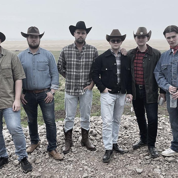 Danssveit Dósa í skagfirska keppnisgallanum á Rauðasandi. Frá vinstri:Raggi Sax, Arnar, Alex, Jóhann Daði, Sæþór og Gunnar Hrafn. AÐSEND MYND