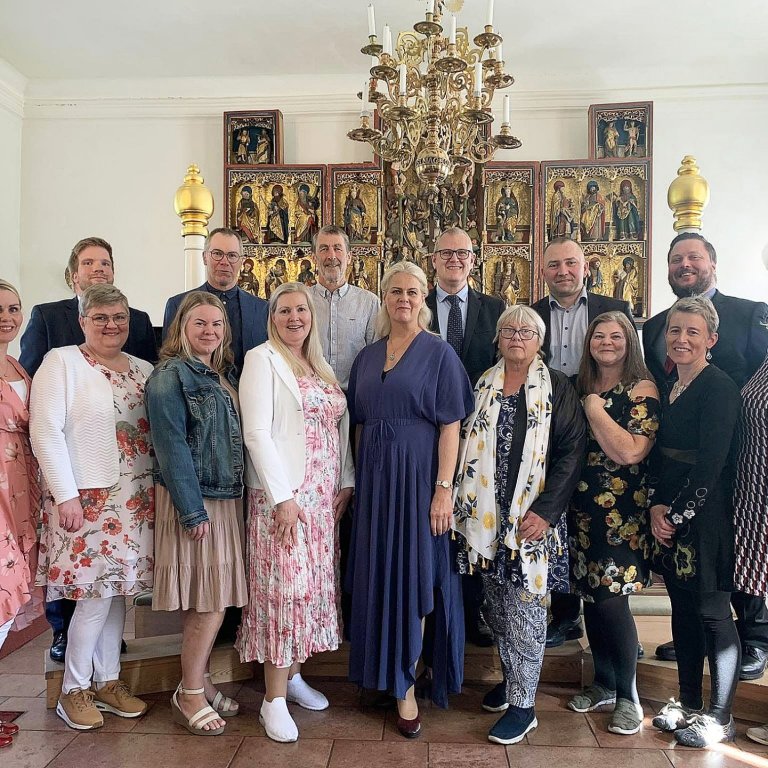 Skagfirski kammerkórinn á Hólahátíð 2023, í síðasta sinn undir stjórn Helgu Rósar. Efri röð frá vinstri: Aðalsteinn Orri Sigrúnarson, Gunnar Sigurðsson, Þórarinn Magnússon, Kristján F. Valgarðsson, Atli Már Traustason, Sindri Rögnvaldsson. Neðri röð frá vinstri: Ragnheiður Ásta Jóhannsdóttir,Sigurlaug Guðmundsdóttir, Auður Herdís Sigurðardóttir,Sigríður Elísabet Snorradóttir, Helga Rós Indriðadóttir, Sigríður Sigurðardóttir,Gígja Sigurðardóttir, Christine Hellwig, Jóhanna Sveinbjörg Traustadóttir Mynd: Helga Rós Indriðadóttir.