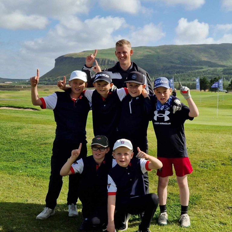 Sigurbjörn, Brynjar, Gunnar og Grétar í eftir röð. Kalli og Ólafur í neðri en fyrir aftan þá stendur þjálfarinn Atli Freyr.