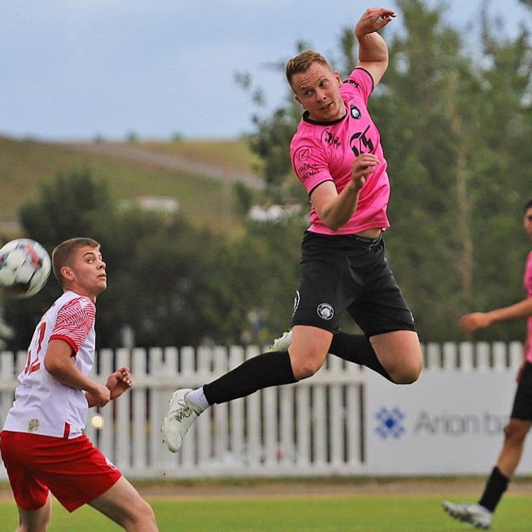 Ingvi Rafn, spilandi þjálfari Kormáks/Hvatar, svífur um á bleiku skýi. MYND: JÓN ÍVAR PHOTOGRAPHY