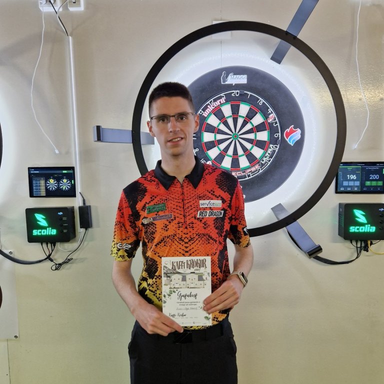 Arnar Geir með verðlaun kvöldsins. MYNDIR AF FB-SÍÐU PÍLUKASTFÉLAGS SKAGAFJARÐAR