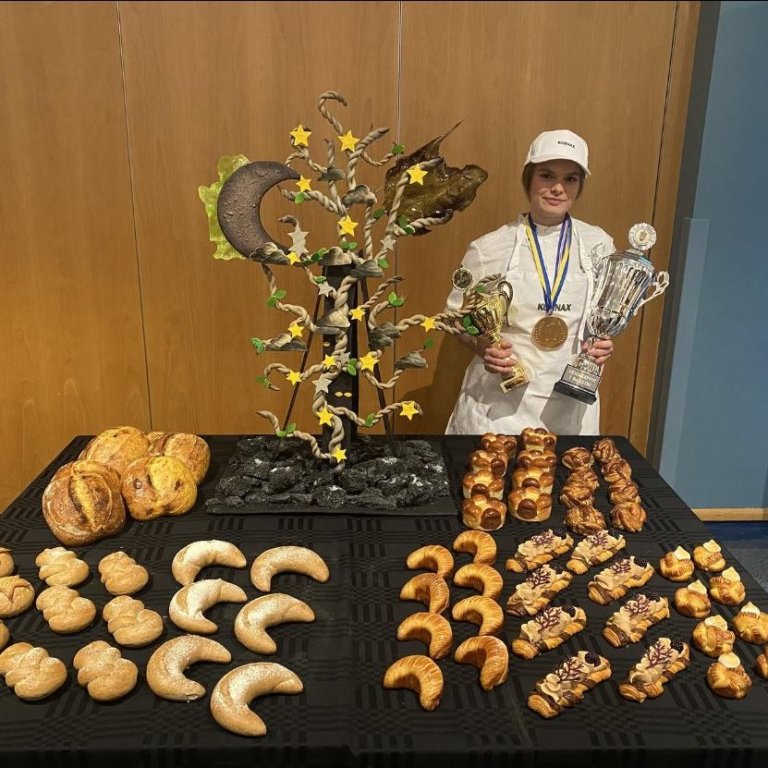 Hekla Guðrún við vinningsborðið, glæsilegt og girnilegt er það, er það ekki?
LJÓSM: ÁRNI ÞORVARÐARSON.