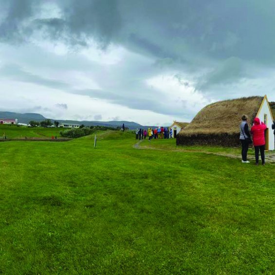 Ferðamönnum í Glaumbæ fer fjölgandi á milli ára. Eins og sést á myndinni er rík þörf á stærra bílastæði til að taka á móti öllum þeim fjölda. Því miður er það algeng sjón að rúturnar leggi við innakstursleiðina á bílastæðið vegna plássleysis. MYND AÐSEND.