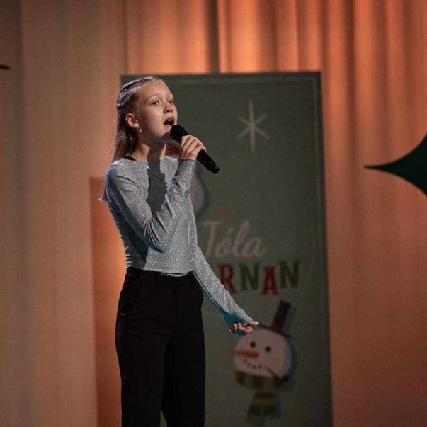 Sigrún Erla Snorradóttir að syngja í Jólastjörnunni. Mynd tekin af vef jólagesta.