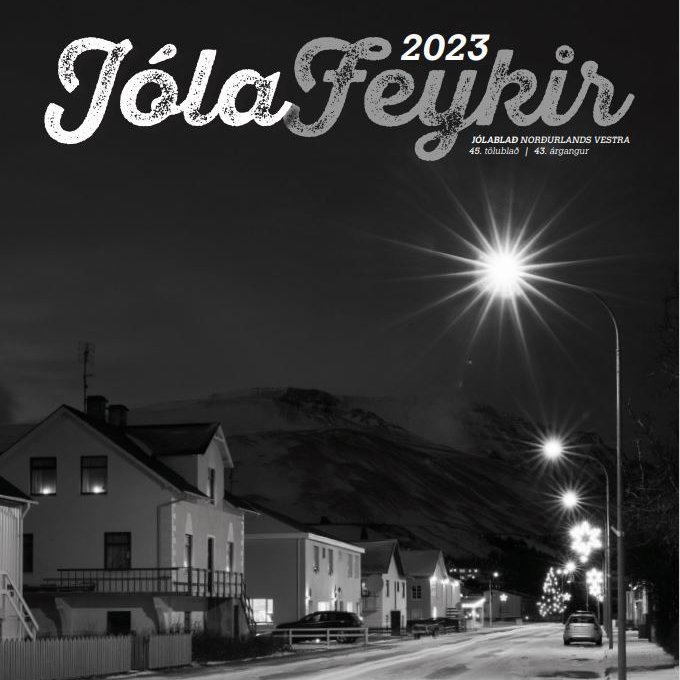 Forsíða Jólafeykis í ár er mynd tekin af Einari Gíslasyni í Brekkutúninu á Króknum. Myndin er tekin inn Skagfirðingabrautina á fallegu haustkveldi.