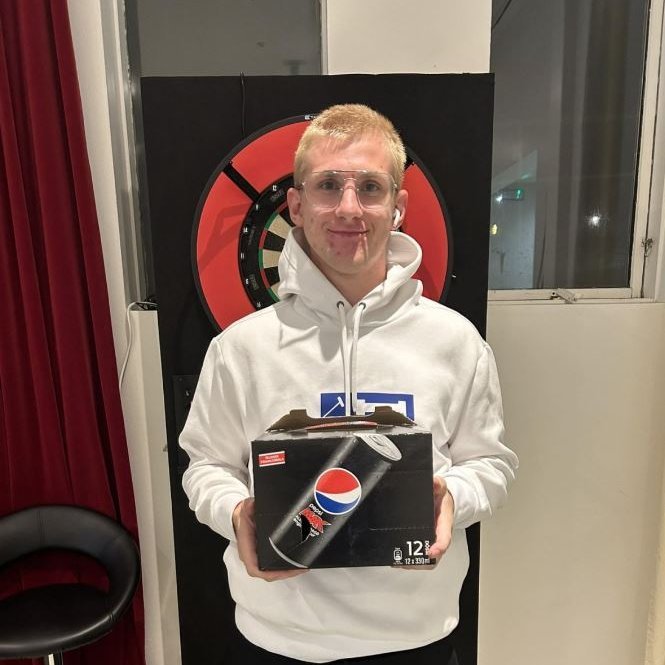 Sigurvegari kvöldsins, Viktor Kári Valdimarsson. Myndir aðsendar