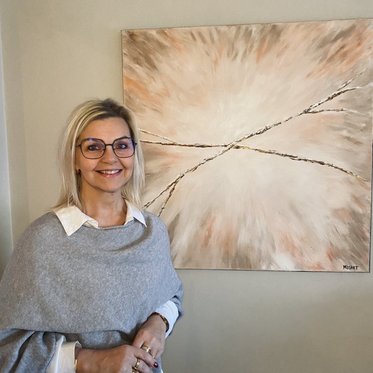 Margrét Stefánsdóttir við eitt verka sinna. MYND AÐSEND