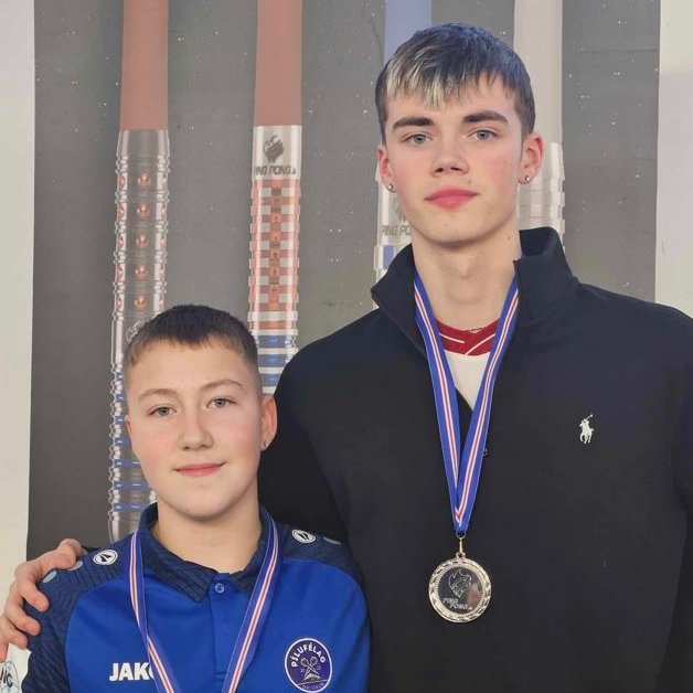 Dalvíkingurinn Ægir og Axel Arnarsson. Myndir teknar af Facebook-síðu Pílukastfélags Skagafjarðar.