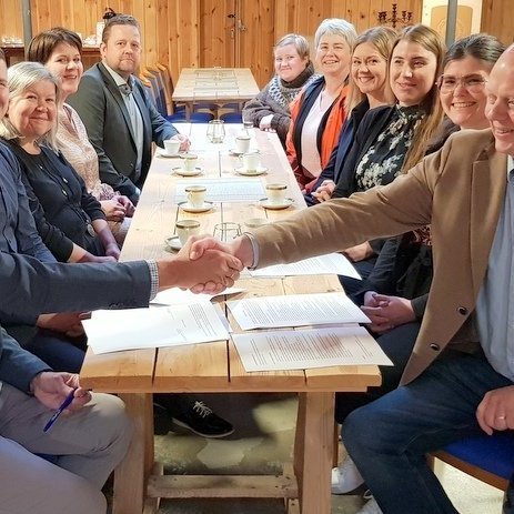 Gísli Sigurðsson og Einar E. Einarsson handsala meirihlutasáttmála Framsóknar og Sjálfstæðisflokks í sameinuðu sveitarfélagi Akrahrepps og Sveitarfélagsins Skagafjarðar í júní 2022 í Kakalaskála. Myndir: PF.