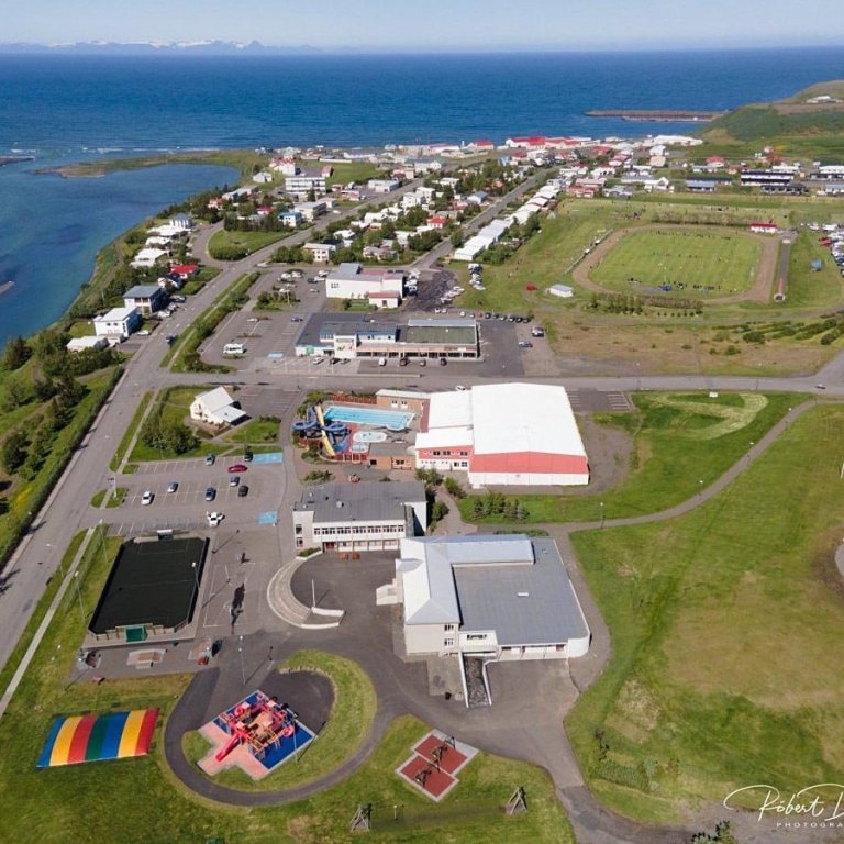 Hér sér yfir skóla- og íþróttasvæði Blönduóss og hluta íbúðabyggðar. MYND: RÓBERT DANÍEL JÓNSSON