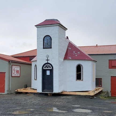 Silfrastaðakirkja stendur nú fyrir framan Trésmiðjuna Ýr á Sauðárkróki þar sem verið er að gera hana upp. Mynd:PF