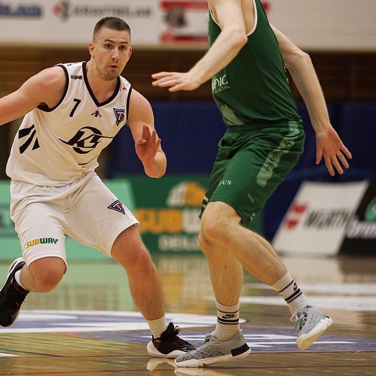 Pétur Rúnar með boltann í leik á dögunum. MYND: DAVÍÐ MÁR