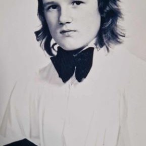 Steindór sæll og glaður í fermingarmyndatökunni  með risastóru þverslaufuna sem var partur af dressi fermingardagsins.