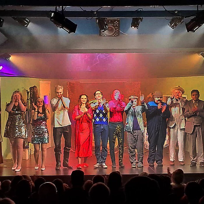 Leikarahópurinn baðar sig í lofi leikhúsgesta að lokinni sýningu. MYNDIR: KSE