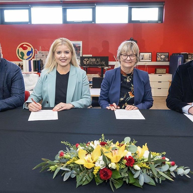 Ásmundur Einar Daðason, Áslaug Arna Sigurbjörnsdóttir, Guðrún Hrefna Guðmundsdóttir og Einar Þorsteinsson við undirritun samnings um Fab Lab Reykjavík. MYND: Róbert Reynisson