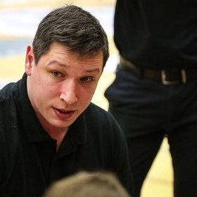 Pavel Ermolinski að fara yfir málin með sínum mönnum. MYND: HJALTI ÁRNA