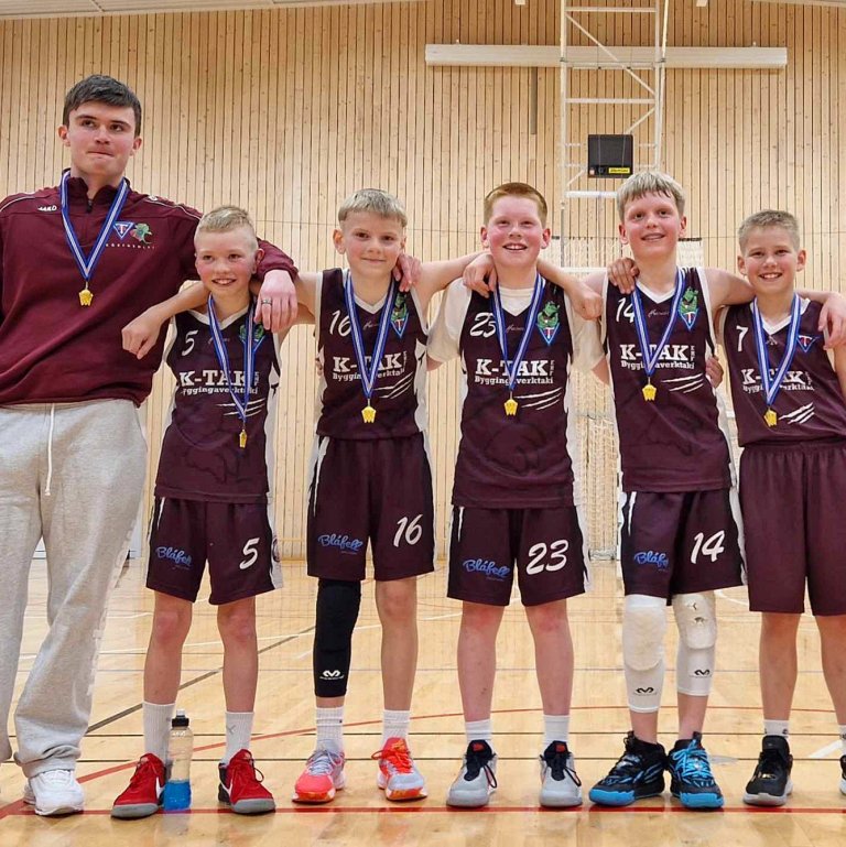 Meistararnir okkar! Frá vinstri: Bogi Sigurbjörnsson, þjálfari, Hólmar Thor Jónsson, Brynjar Morgan Brynjarsson, Patrekur Elí Magnússon, Guðni Bent Helgason, Sigurbjörn Darri Pétursson. MYND AF FACEBOOKSÍÐU KKD.