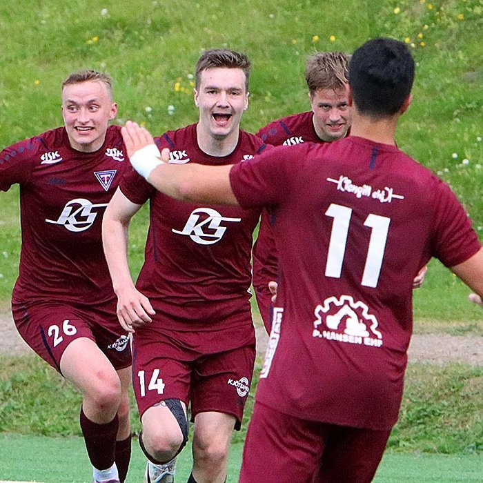 Jónas Aron og félagar fagna fyrsta markinu. Svo mega nú Stólarnir aðeins fara að kveikja í stuðningsmönnum sínum með því að fagna fyrir framan þá. Fá pínu stemmara! MYND: ÓAB